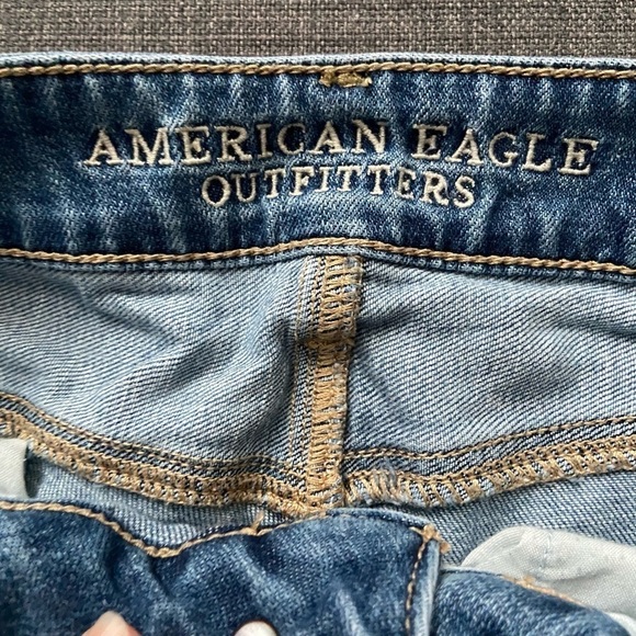 AE Tom Girl light Wash Distressed High-Rise Jeans - Picture 3 of 4